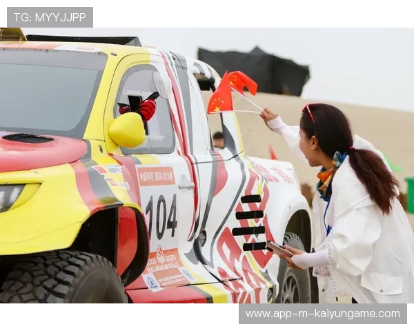 赛车拉力赛选手深夜翻车却奇迹反爬继续开