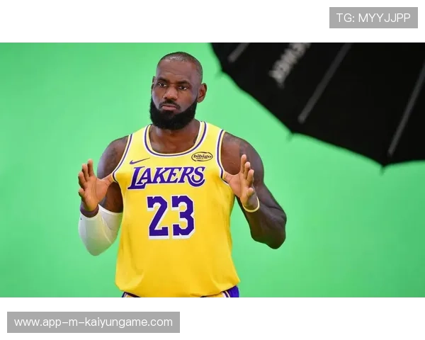 詹姆斯客场对阵尼克斯贡献三双数据，湖人关键时刻险胜对手